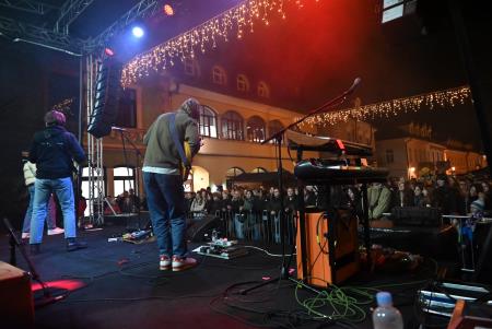 Včeraj je prvi koncert Pravljičnega Kamnik privabil število obiskovalcev (62)